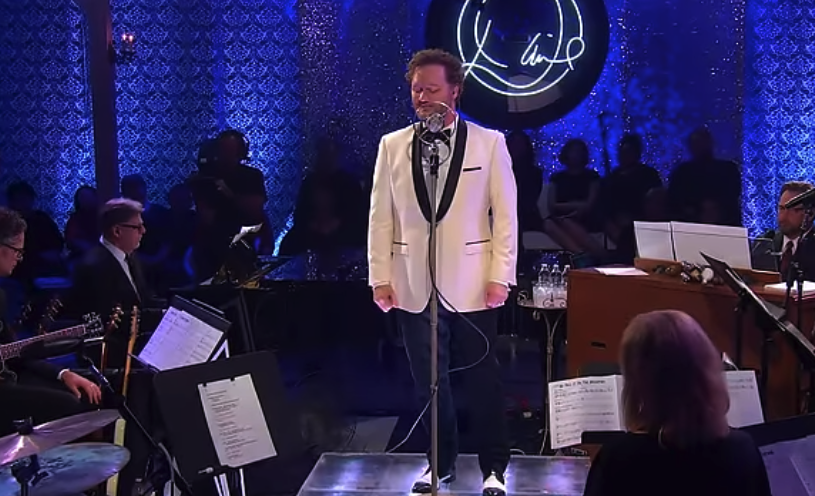 David Phelps  – “It Must Be Christmas” (Live Performance)